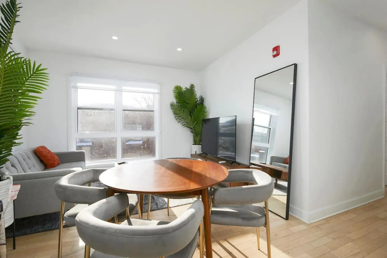 Contemporary 2Br Retreat In Mtl Village Montreal Canada